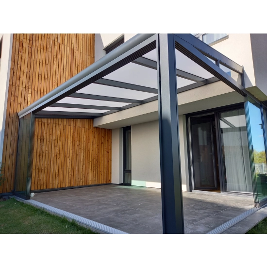 Nowoczesne zadaszenie tarasu 6x3 m – wytrzymałe panele poliwęglanowe i solidna rama aluminiowa